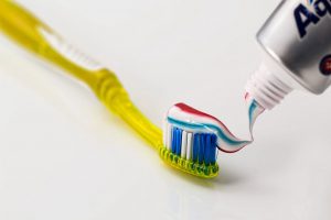 Toothpaste can clean dog teeth.